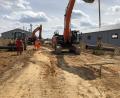 Bild: bö
Die Baumaschinen im Bereich der Gewerbegebietserweiterung Brunnlettberg Ost im Bauabschnitt II laufen. Die Arbeiten für etwa 100 Meter Straße, einen Wendehammer und die Versorgungsleitungen können noch in den Sommermonaten abgeschlossen werden.