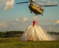Bild: US-Army
Ein brennender Holzstapel wird vom Helikopter aus gelöscht.