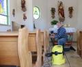 Bild: jzk
Die Restaurierung der Kirchenbänke in der Herz-Jesu Kapelle hat sich Adolf Legath heuer vorgenommen.