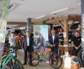 Bild: vlu
Auf den Start freuen sich (von links): Stefan Mauerer von der Bikestation Tirschenreuth, AOK-Direktor Klaus Lill, Bürgermeister Franz Stahl und Christian Mauerer.