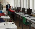 Bild: weu
Nicht ohne Stolz präsentierte Konrektor Rudolf Schneider (Mitte) zusammen mit den zuständigen Lehrkräften die neu angeschafften All-in-One-PCs, bei denen das Laufwerk im Monitor integriert ist. Mit 38 Stück dieser Geräte wird der dritte Computerraum an der Doktor-Eisenbarth-Mittelschule bestückt.