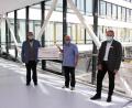 Bild: exb/ Kliniken Nordoberpfalz AG, Michael Reind
Hans Stelzl (Zweiter von links) und Ulrich Frey (Zweiter von rechts) übergeben stellvertretend für ihre Berufsverbände eine Spende über 7.250 Euro an die Medizinische Direktorin der Kliniken Nordoberpfalz AG, Michaela Hutzler (links). Klinikseelsorger Helmut Brandl (rechts) hat die Weichen für die Übergabe gestellt.