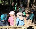 Bild: Kunz
Im Morgenkreis, den Eltern und Erzieher aus Weidenästen geflochten haben, singen die Kinder mit ihren Betreuern und stimmen sich auf den Tag ein.