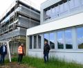 Bild: bey
Geschäftsleiter Günter Gschwindler, Bauamtsleiter Uli Rupprecht und Bürgermeister Rainer Rewitzer (von links) sind mit der energetischen Sanierung der Zottbachtalgrundschule zufrieden. Bürgermeister Rainer Rewitzer lobt besonders den optischen Anblick des Schulgebäudes. Das Gerüst (im Hintergrund) wird in den nächsten Tagen abgebaut.