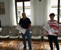 Bild: fpoz
Im Bild von links Bürgermeisterin Margit Bayer und die Seniorenbeauftragten Gerhard Weber und Carmen Altermann mit einem Teil der zur Verfügung gestellten Schutzmasken.