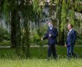 Bild: Peter Kneffel/dpa
Markus Söder (links/CSU) und Hubert Aiwanger (Freie Wähler) gehen nach der bayerischen Kabinettssitzung gemeinsam zu einer Pressekonferenz durch den Hofgarten.