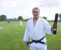 Bild: jut
Im Judoanzug auf dem Fußballplatz: Manfred Schmid beim Training in Ensdorf. Er zeigt einen besonderen schwarzen Gürtel, den er von seinem Schützling David Sperlich geschenkt bekommen hat.