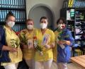 Bild: hme
Das Personal von "Sonnenschein" wurde mit einer Arbeiterrose bedacht, ebenso wurden welche in Wöllershof verteilt