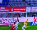Screenshot: exb
Szene aus dem Spiel der Bayern gegen Eintracht Frankfurt am vergangenen Samstag. Oben über dem Tor prangt das Banner des Nabburger Fanclubs.