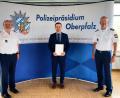 Bild:  Polizeipräsidium Oberpfalz/exb
Nach erfolgter Beförderung (von links): Polizeipräsident Norbert Zink, Kriminaloberrat Gerhard Huf sowie Vizepräsident Thomas Schöniger.