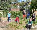 Bild: exb
Das Team im Naturerlebnisgarten freut sich, dass ab Pfingstmontag die normalen Öffnungszeiten gelten. Im Bild: (vorne rechts) die Leiterin der Geschäftsstelle, Johanna Härtl, zusammen mit (von links) Alfred Prüfer, Leoni Rast (FöJ-Mitarbeiterin), Irene Fissinger von der Lebenshilfe Marktredwitz, Agnes Rosner und Claudia Dietz, Gärtnerin.