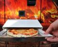 Bild: Karl-Josef Hildenbrand
Ein Kunde greift nach einer Pizza Margherita die nach etwa drei Minuten Backzeit aus einem Automaten ausgeworfen wird. Foto: Karl-Josef Hildenbrand/dpa