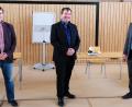 Bild: do
Alles neu macht der Mai. Zu einer faustdicken Überraschung kommt es am Donnerstagabend bei der Wahl der Führungsspitze der Verwaltungsgemeinchaft Kirchenthumbach. Anstelle des bisherigen VG-Vorsitzenden und Kirchenthumbacher Bürgermeisters Jürgen Kürzinger wählt die Versammlung den Vorbacher Bürgermeister Alexander Goller (Mitte) zum neuen Vorsitzenden. Neu sind auch die Stellvertreter: An der Seite von Goller "regieren" Kirchenthumbachs zweiter Bürgermeister Ewald Plößner (links) und der Schlammersdorfer Bürgermeister Johannes Schmid (rechts).