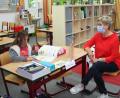 Bild: fpoz
Die individuelle Betreuung mit Schutzmaske und Mindestabstand wird in der Jobst-vom-Brandt-Schule groß geschrieben Im Bild Schülerin Tamara aus der zweiten Klasse mit Lehrerin Petra Raithel.