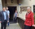 Bild: Lowak
Nach einer langen Pause öffnet das Waldnaabtalmuseum am Pfingstsonntag für Besucher. OWV-Vorsitzender Reinhard Heine freut sich ebenso wie Museumleiterin Gisela Kick-Schaffer (vorne, rechts), Bürgermeister Karlheinz Budnik (vorne, links) und Monika Hartmann.