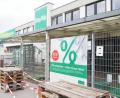 Bild: bl
Die Tage der Baywa-Verkaufsstelle in Nabburg, die hier mit bis zu 70 Prozent Rabatt wirbt, sind gezählt. Noch im Juni macht sie endgültig dicht, andere Segmente wurden bereits verlagert, Verwaltung und Tankstelle bleiben.