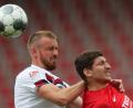 Bild: Daniel Karmann/dpa
Der Nürnberger Asger Sörensen (l) und Bochums Vitaly Janelt gehen beide zum Kopfball.