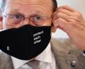 Bild: Martin Schutt/dpa
Bodo Ramelow (Die Linke), Ministerpräsident von Thüringen, nimmt vor Beginn einer Landtagssitzung seinen Mund-Nasen-Schutz ab.
