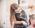 Bild: Michael Golinski
Mund-Nasenschutz, Handschuhe, Kittel: Die Friseure des Friseursalons "Glanzhaft" in Pressath setzen die gesetzlichen Auflagen gewissenhaft um.