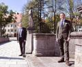 Bild: exb
Auf der Fischhofbrücke in Tirschenreuth, im Hintergrund das Landratsamt: (von links) Wirtschaftsförderer Volker Höcht, Landrat Roland Grillmeier und MdB Albert Rupprecht.