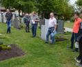 Bild: jr
Möglichst barrierefrei soll der Zugang zu den Grabstellen im neuen Friedhof sein, wünschen sich Grabbesitzer. Der Bauausschuss sah sich die Situation vor Ort an und will nun Vorschläge zur Abhilfe erarbeiten. Mit im Bild Bürgermeister Max Bindl (3. von rechts).