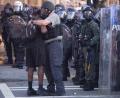 Bild: John Bazemore
01.06.2020, USA, Atlanta: Ein Polizist umarmt in Atlanta einen Demonstranten während eines Protestmarschs.