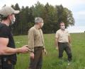 Bild: Gabi Schönberger
Johannes Ertl, Hermann Ach und Christian Ertl (von links) beobachten den Einsatz der Drohne beim Absuchen eines Feldes bei Ödpielmannsberg. Die etwa ein Hektar große Fläche ist in etwa zehn Minuten abgeflogen. In diesem Fall gibt es Entwarnung: weder Kitz noch Junghase befinden sich in der Wiese. Sie kann nun ohne Bedenken abgemäht werden.