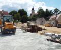 Bild: e
Die Maßnahme Dorfplatz und Zu den Linden (vor der Kirche) ist ein Millionenprojekte und gehört zu den größten in der Gemeinde Kümmersbruck. Derzeit läuft der zweite Bauabschnitt. Von den bereitgestellten 1,55 Millionen Euro wurden beim Projekt Dorfplatz tatsächlich 1,513 Millionen ausgegeben. Bei einer Maßnahme dieser Größenordnung eine „Punktlandung“, sagt Kämmerer Reinhold Wagner.