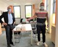 Bild: lg
500 Mund-Nasen-Masken übergab der Fördervereins-Vorsitzende Manfred Klug (rechts) an Oberstudiendirektor Ludwig Pfeiffer für die Schüler des Ortenburg-Gymnasiums.