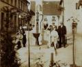 Repro: u
Ein Foto aus den 1920er-Jahren: Die Familie Schertl posiert neben der Mariensäule und dem Brunnen. Links das einstige Knabenschulhaus, rechts die damalige Sakristei der Pfarrkirche.