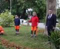Bild: exb
Eifrig im Einsatz ist das Team der Stadtgärtnerei (von links), Fabian Schreffl, Gertrud Bergler und Alexandra Feuerer mit Oberbürgermeister Jens Meyer.