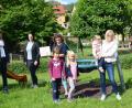 Bild: ü
Mit zehn 50-Euro-Scheinen im Gepäck kommen (von rechts) Julia Groß und Gabi Strauß von der Theatergruppe zur Spendenübergabe in das von (von links) daniela Dimler und Tina Loose geleitete Kinderhaus St. Elisabeth.