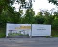 Bild: pko
In diesem Bereich hinter den Werbetransparenten, der an der Konrad-Adenauer-Straße in Neunburg liegt, sollen die Eigentumswohnungen entstehen.