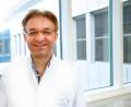 Bild: Klinikum Weiden/Dietl
Das ist der Chefarzt der 2017 am Klinikum Weiden neu gegründeten Neurochirurgie, Privatdozent Dr. Hisham Bassiouni. Der 54-Jährige operiert vier bis fünf Mal pro Woche Patienten in Weiden und Amberg im Kopf.