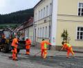 Bild: hl
Die Männer des Bauhofs bei ihrer hoffentlich erolgreichen Aufsandungsmaßnahme. .