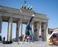 Bild: Jörg Carstensen/dpa
Yoga vor dem Brandenburger Tor. Ab dem 8. Juni sind auch in Bayern Yogakurse im Freien unter Einhaltung von Hygiene- und Abstandsregeln mit bis zu 20 Personen erlaubt.