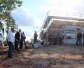 Bild: stg
Architekt Günther Lenk (rechts) erläuterte den Mitgliedern des Kemnather Bauausschusses die Baumaßnahmen an der Kindertagesstätte.