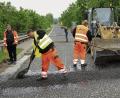 Bild: Stephan Huber
Mit flüssigem Bitumen und Schotter werden die Risse im Unterbau der Bundesstraße abgedichtet und später auch gewalzt.