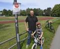 Bild: Petra Hartl
Ein Stop-Schild weist auf das Verbot hin, den Sportplatz der Realschule zu benutzen. Jürgen Schmucker und sein Sohn betraten den Platz aber von hinten, wo kein Schild angebracht ist (rechts im Bild). Der 43-Jährige aus Schirmitz sagt, er habe daher nichts von dem Verbot gewusst.