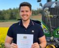 Bild: exb/Amt für Ernährung, Landwirtschaft und Forsten Weiden
Die Landwirtschaftsschule feiert ihr 150. Jubiläum ohne Feier und verabschiedet gleichzeitig ihren Abschlussjahrgang mit dem Klassenbesten Tobias Troppmann.