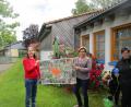 Bild: Cornelia Walbrun
Elternbeiratsvorsitzende Rita Fischer (rechts) übergab die Collage an (von links) Erzieherin Roswitha Walbrun und Kindergartenleiterin Isolde Killermann.