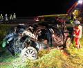 Bild: fas
Zu einem schweren Verkehrsunfall kam es am Dienstag, 2. Juni, gegen 22.15 Uhr auf der A6 bei Illschwang. Einsatzkräfte der Feuerwehr mussten den jungen VW-Fahrer aus dem Wagen schneiden. Er wurde beim Unfall schwer verletzt.