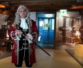 Screenshot:  youtube.com/DoEi
In Gestalt des Doktor Eisenbarth nimmt Darsteller Florian Waldherr die Besucher der Homepage mit auf eine virtuelle Museumstour.