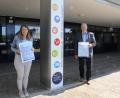 Bild: Christine Hollederer
Bildung ist eine wichtige Säule im Leitbild des Landkreises. Deshalb freuen sich Landrat Richard Reisinger und vhs-Leiterin Julia Wolfsteiner, dass in der Volkshochschule Amberg-Sulzbach wieder ein Stück Normalität einkehrt.