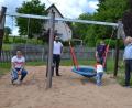 Bild: gi
Bürgermeister Armin Bulenda (Zweiter von links) freute sich mit Gemeinderat Fritz Steinhilber (rechts) und Jasmin Höger (links) sowie der Vorsitzenden des Frauenbundes Etzgersrieth Lisa Ach (Zweite von rechts über die neue Schaukel, die den Kinderspielplatz Etzgersrieth attraktiver macht.
