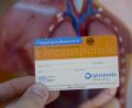 Bild: Daniel Maurer/dpa
Ein Organspendeausweis, aufgenommen beim Tag der Organspende vor dem Modell eines menschlichen Torsos.