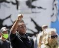 Bild: Elaine Thompson/dpa
Hanz Jouissance streckt zum Abschluss einer Mahnwache seine Faust in die Höhe. Landesweite Proteste richten sich nach dem gewaltsamen Tod des Afroamerikaners Floyd durch einen weißen Polizisten gegen Rassismus und Polizeigewalt. Die teils schweren Ausschreitungen in verschiedenen US-Metropolen dauern seit mehreren Tagen an.