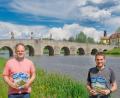 Bild: tr
Vor der Kulisse des historischen Fischhofs in Tirschenreuth präsentieren der Vorsitzende der Arge Fisch im Landkreis Tirschenreuth, Thomas Beer (links) und Fabiab Polster vom Landratsamt die Broschüre zu den Erlebniswochen Fisch 20/21.