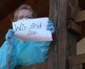 Bild: exb
„Wir sind da und schaffen das gemeinsam“, lautet die Botschaft, welche die Mitarbeiter der Loew-Pflegeeinrichtung „Jägerhof“ am Balkon hochhalten.