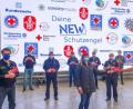 Bild: exb
Angelina Baitinger (vorne) und weitere Mitglieder von Rotaract übergeben auch im Lagezentrum Neuhaus Gutscheine an die „Corona-Helden“ der Region.